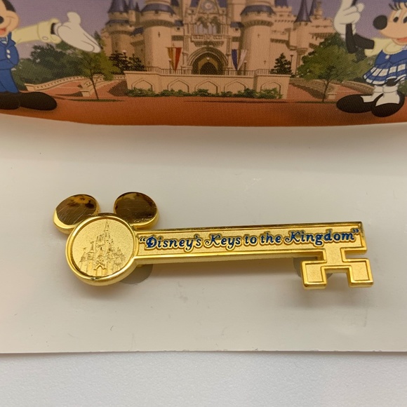 Disney Parks Magic Kingdom Castle Disney's Keys to the Kingdom Gold Tone Key Pin - Picture 1 of 13